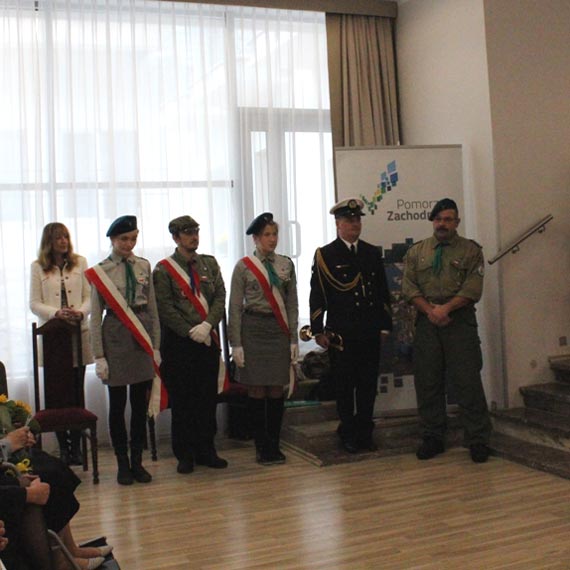  Uroczysto�� przekazania sztandaru �o�nierzy Kresowych AK