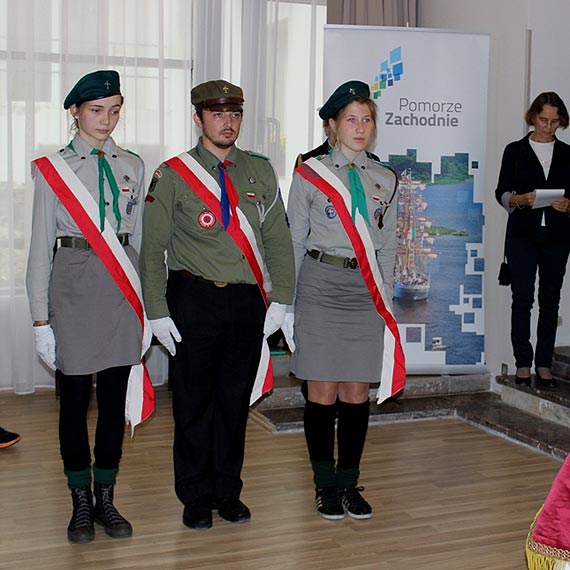  Uroczysto�� przekazania sztandaru �o�nierzy Kresowych AK