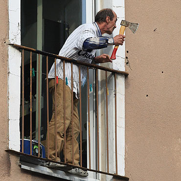 Szaleniec z siekier� rzuca� z okna butelkami. Zobacz film!