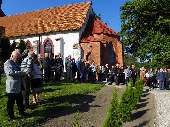 Ks. Pra�at Jan Uberman po�wi�ci� lapidarium na cmentarzu w Mierz�cinie