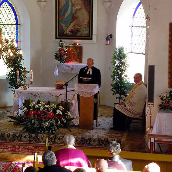 Ks. Pra�at Jan Uberman po�wi�ci� lapidarium na cmentarzu w Mierz�cinie