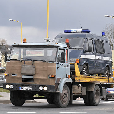Policja przekaza�a stra�akom swoje samochody