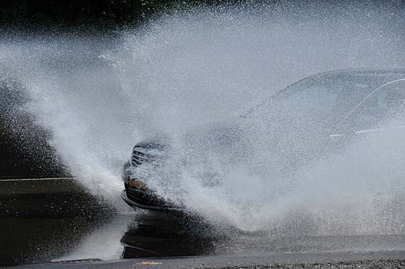 Poślizg na wodzie - jak go uniknąć?