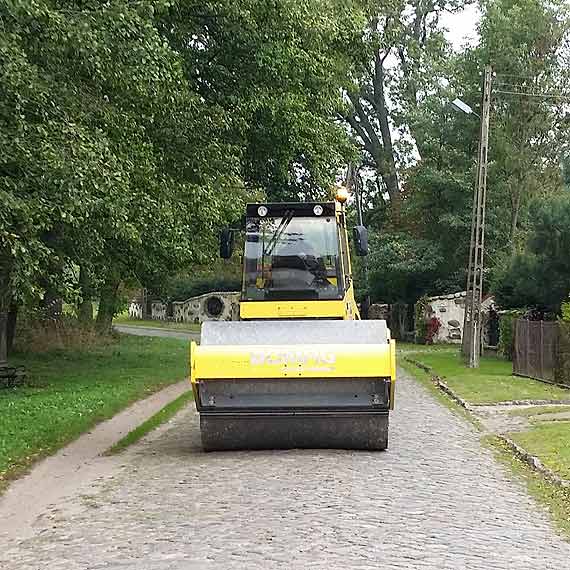 Renowacja dr�g brukowych w Jatkach, Ugorach i Duniewie