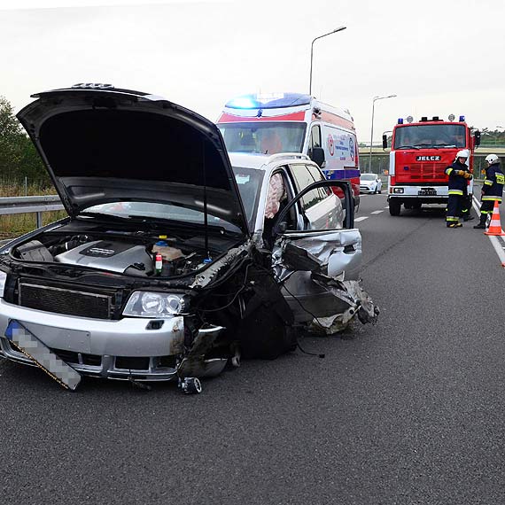 Kierowca audi zjecha� na przeciwleg�y pas i uderzy� w samoch�d dostawczy ko�o Mi�dzyzdroj�w