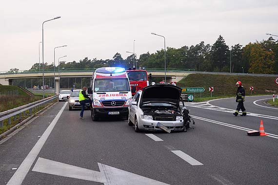 Kierowca audi zjecha� na przeciwleg�y pas i uderzy� w samoch�d dostawczy ko�o Mi�dzyzdroj�w