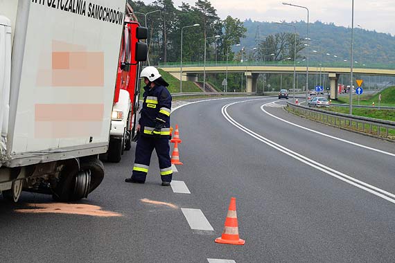 Kierowca audi zjecha� na przeciwleg�y pas i uderzy� w samoch�d dostawczy ko�o Mi�dzyzdroj�w