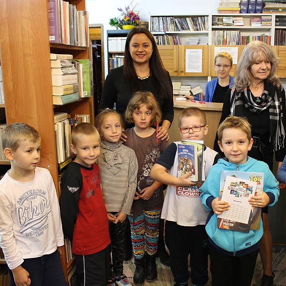 Uroczyste pasowanie pierwszoklasistów na czytelników biblioteki