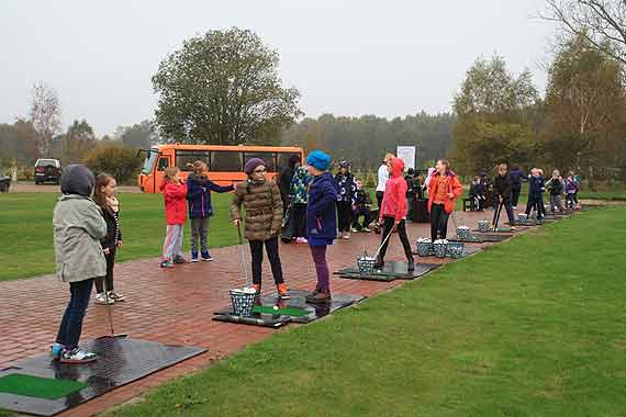 Trzecioklasiści grają w golfa