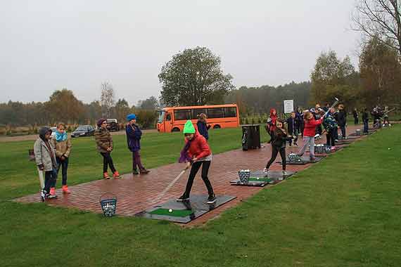 Trzecioklasiści grają w golfa