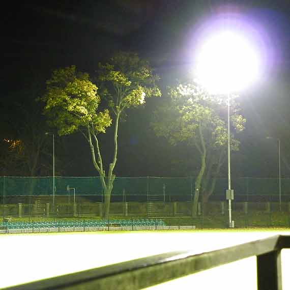 Nad now� p�yt� boiska wieczorem zab�ys�y lampy