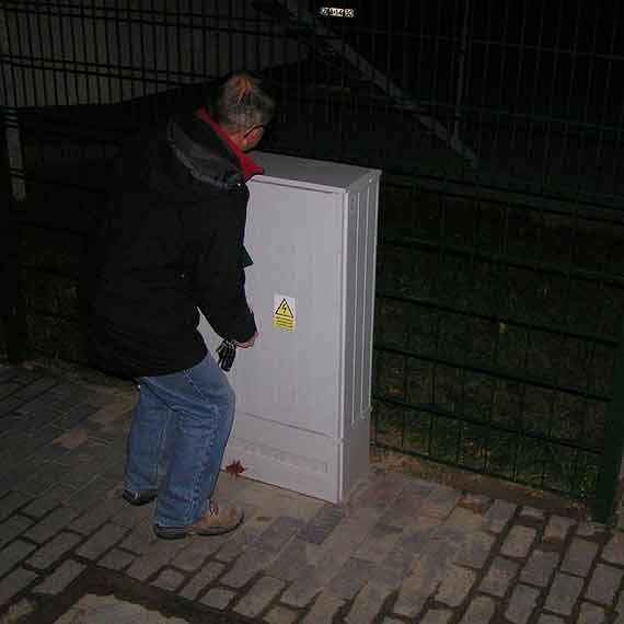 Nad now� p�yt� boiska wieczorem zab�ys�y lampy