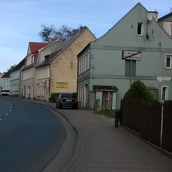 Zobacz, jak popisa� si� mistrz parkowania w Golczewie. Zatarasowa� ca�y chodnik! 
