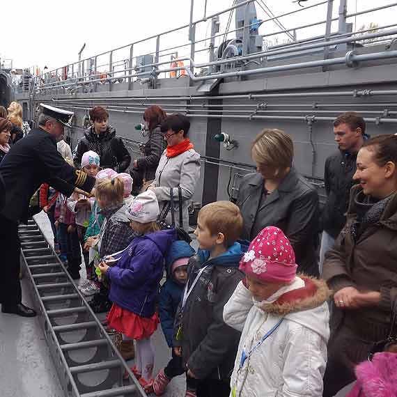 Uroczyste pasowanie na ucznia klasy pierwszej na okręcie ORP LUBLIN