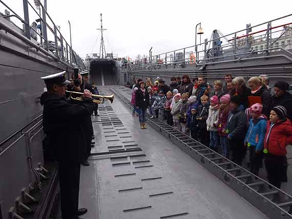 Uroczyste pasowanie na ucznia klasy pierwszej na okręcie ORP LUBLIN