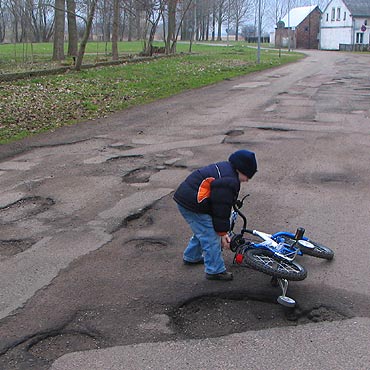Kamie� Pom.: Na ulicy Lipowej s� ksi�ycowe kratery