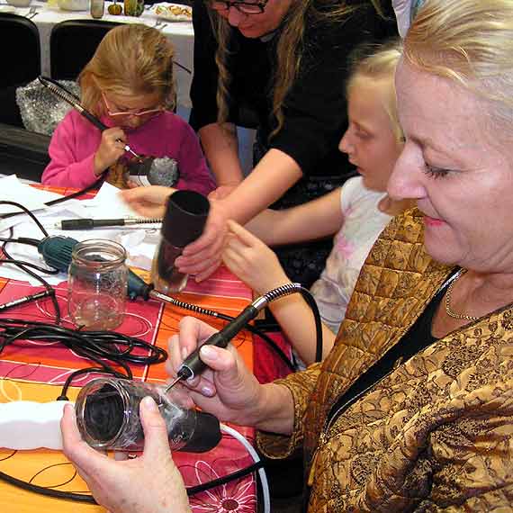 W Dobropolu maluj� i rze�bi� na szkle