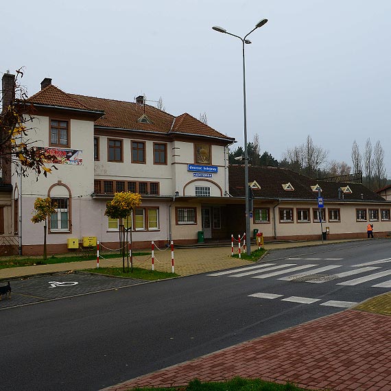 Trwaj� rozmowy, a dworzec si� sypie