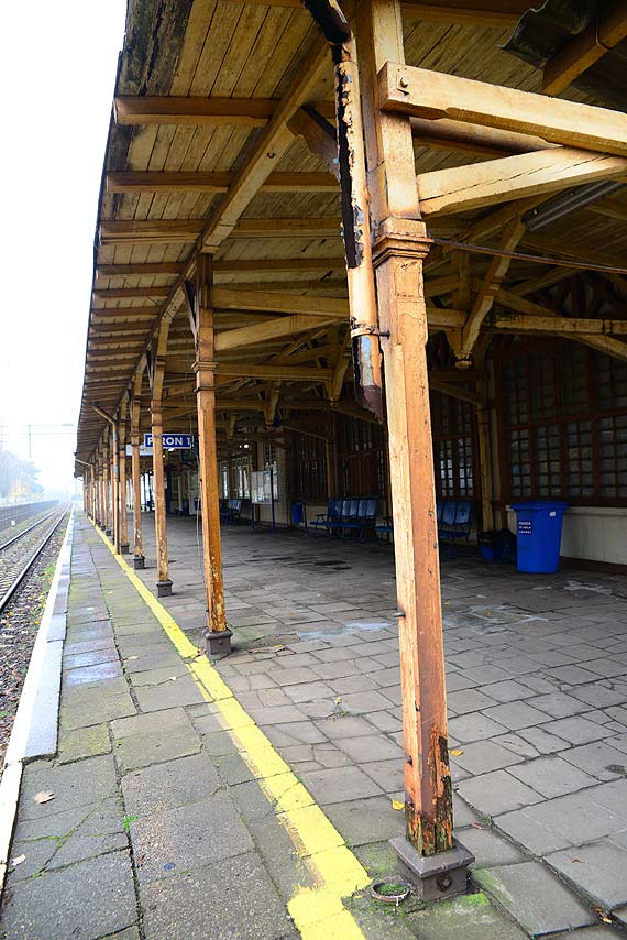 Trwaj� rozmowy, a dworzec si� sypie