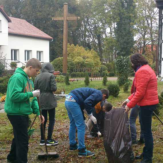 Uczniowie ze Świerzna sprzątali cmentarz