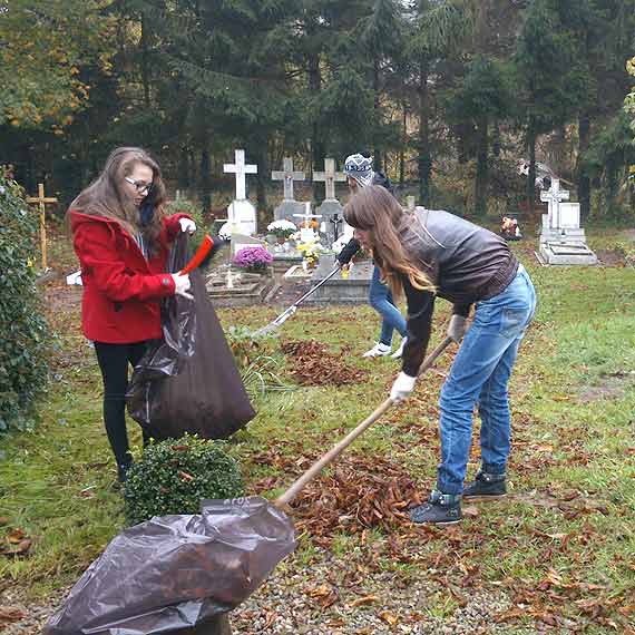 Uczniowie ze Świerzna sprzątali cmentarz