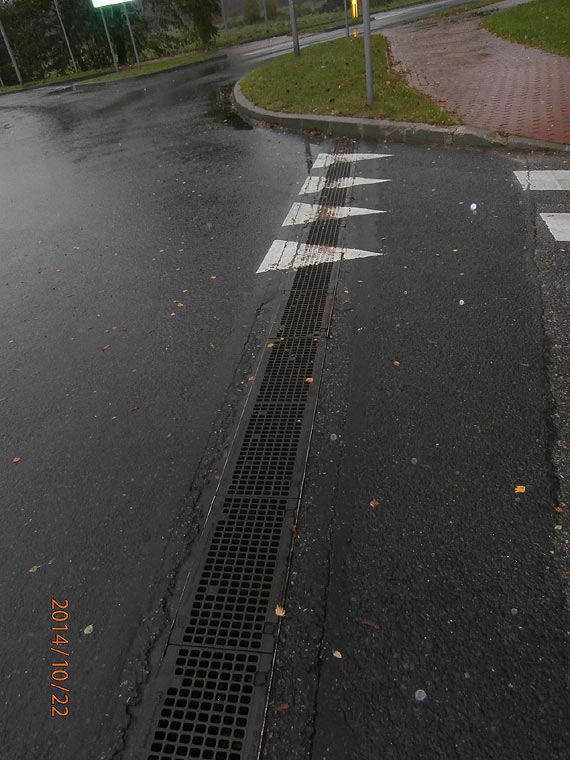 Woda sp�ywa, ale nie z ronda