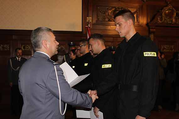 Nadanie odznacze� i �lubowanie nowych policjant�w