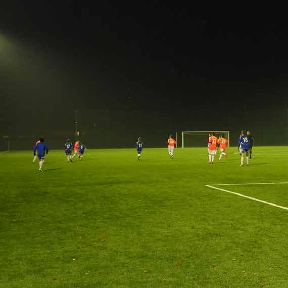 Na nowym boisku 9 do 2 wygrali go�cie