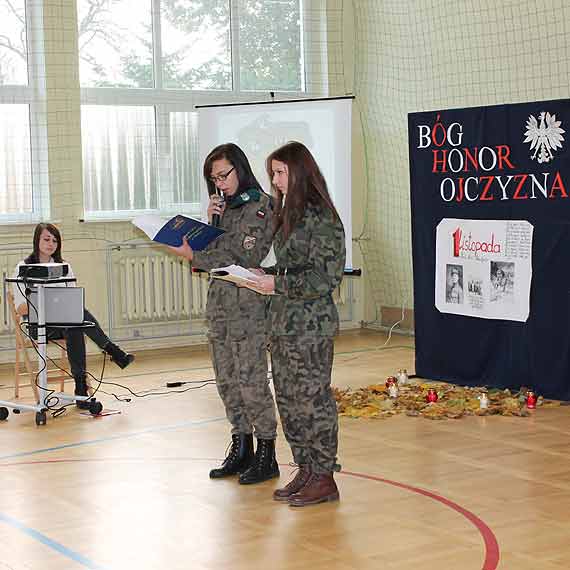 Uroczysty apel z okazji �wi�ta Odzyskania Niepodleg�o�ci w ZSP Wolin