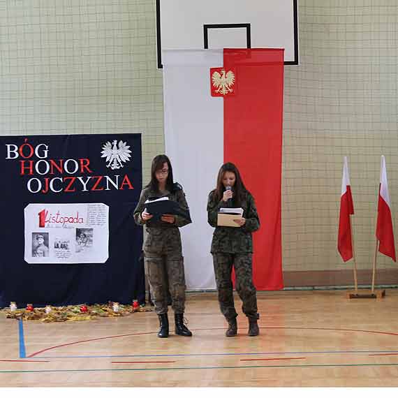 Uroczysty apel z okazji �wi�ta Odzyskania Niepodleg�o�ci w ZSP Wolin
