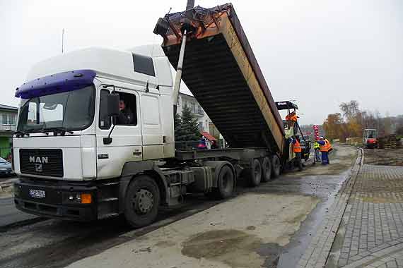 Sto dwójka wyłania się z budowlanego niebytu