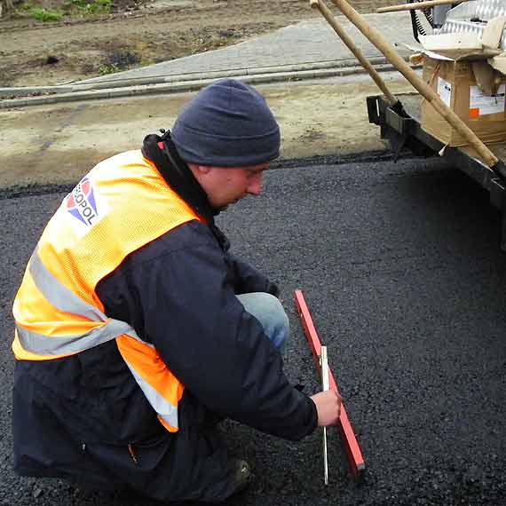 Sto dwójka wyłania się z budowlanego niebytu