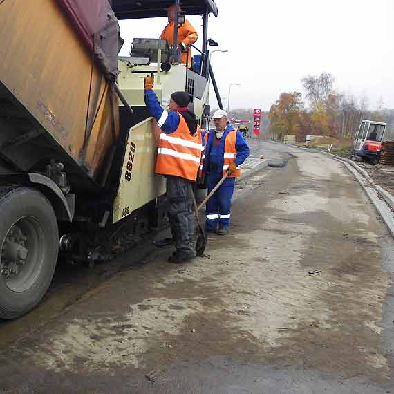 Sto dwójka wyłania się z budowlanego niebytu