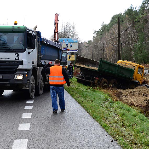 Na drodze do �winouj�cia kierowca ci�ar�wki zasn�� za kierownic�