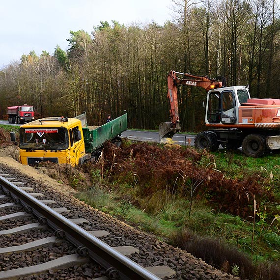 Na drodze do �winouj�cia kierowca ci�ar�wki zasn�� za kierownic�