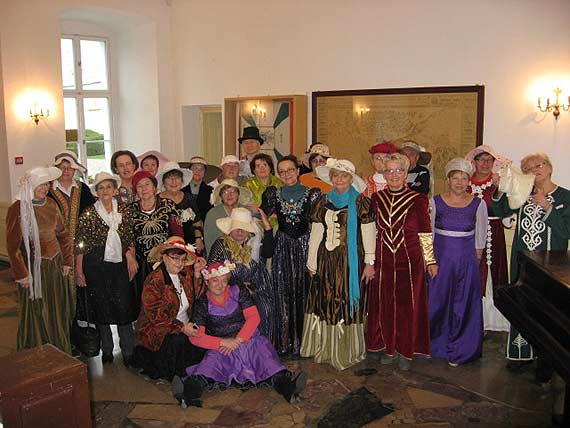 S�uchacze kamie�skiego UTW z wizyt� w Zamku w Trzebiatowie