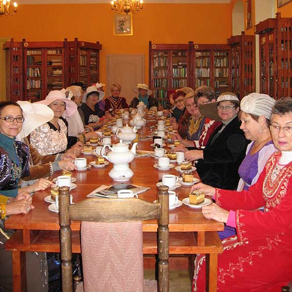 S�uchacze kamie�skiego UTW z wizyt� w Zamku w Trzebiatowie