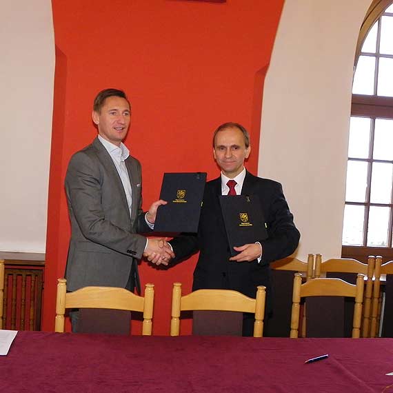 Geblewicz przywi�z� stra�akom z Jarszewa w miko�ajkowym prezencie now� „ren�wk�”