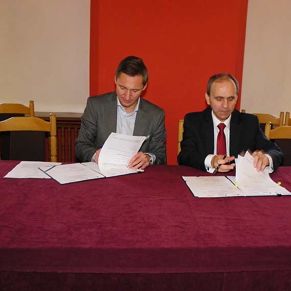 Geblewicz przywi�z� stra�akom z Jarszewa w miko�ajkowym prezencie now� „ren�wk�”