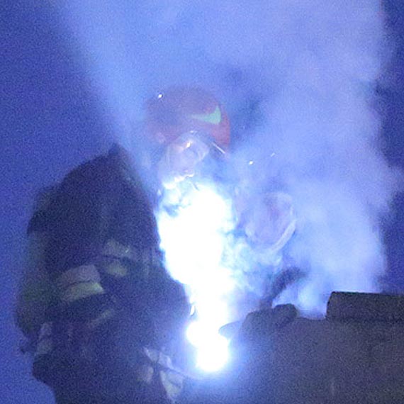 Pali�a si� sadza w kominie