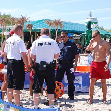 Policjanci sprawdzali trzeźwość ratowników na plaży w Dziwnowie