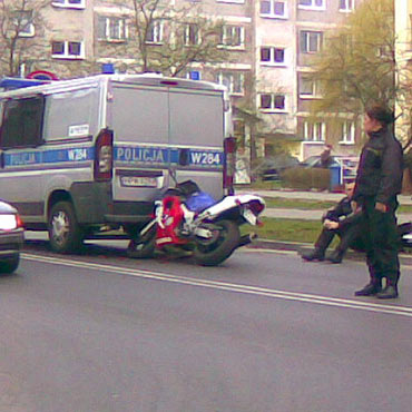 Radiow�z uderzy� w motocykl