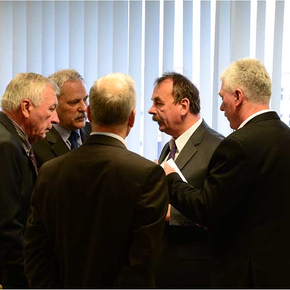 Radni toczą dziwne gierki... zamiast wybrać starostę. Zobacz film!