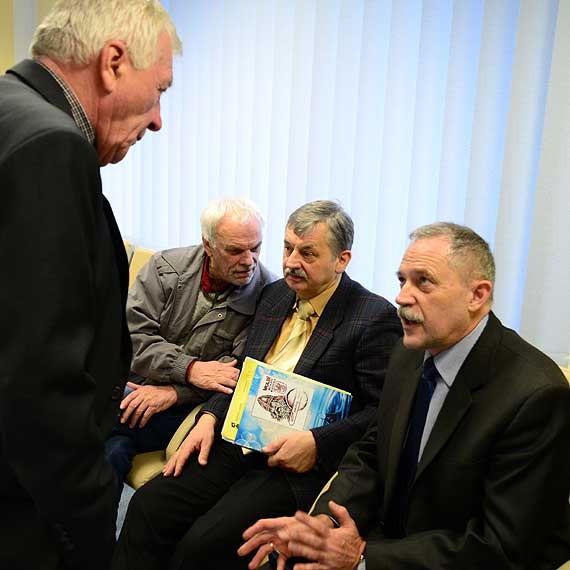 Radni toczą dziwne gierki... zamiast wybrać starostę. Zobacz film!