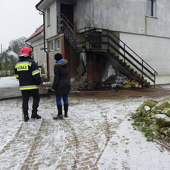 Po�ar domu jednorodzinnego w Jarszewie. Pali�y si� �mieci 