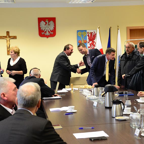 Przewodnicz�cy t�umaczy, dlaczego zaj�to gabinet starosty