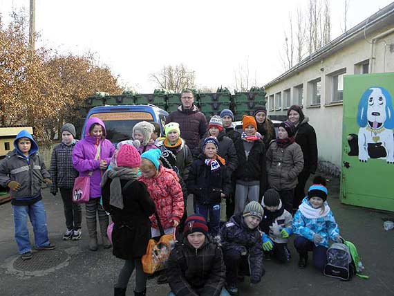 Dzieci ze Szko�y Podstawowej w Gostyniu pomagaj� zwierz�tom
