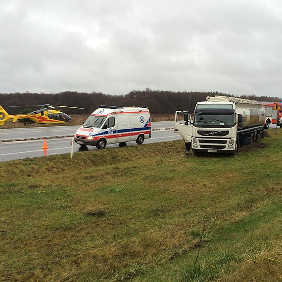 Na krajowej tr�jce niedaleko Ostromic kierowca tira wjecha� do rowu