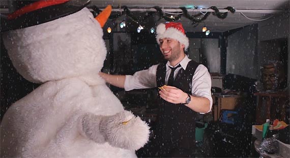 Satyryczno-prowokuj�cy �wi�teczny teledysk artyst�w z Kamienia Pomorskiego