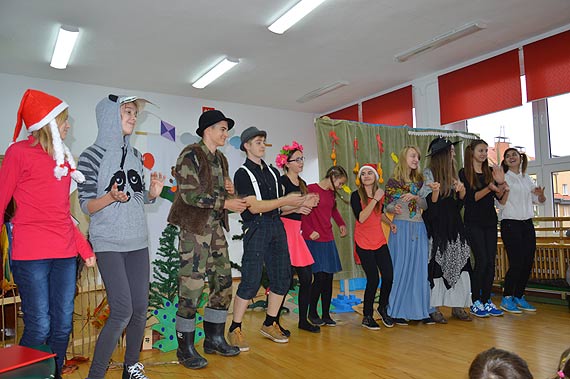 Gimnazjali�ci przedszkolakom